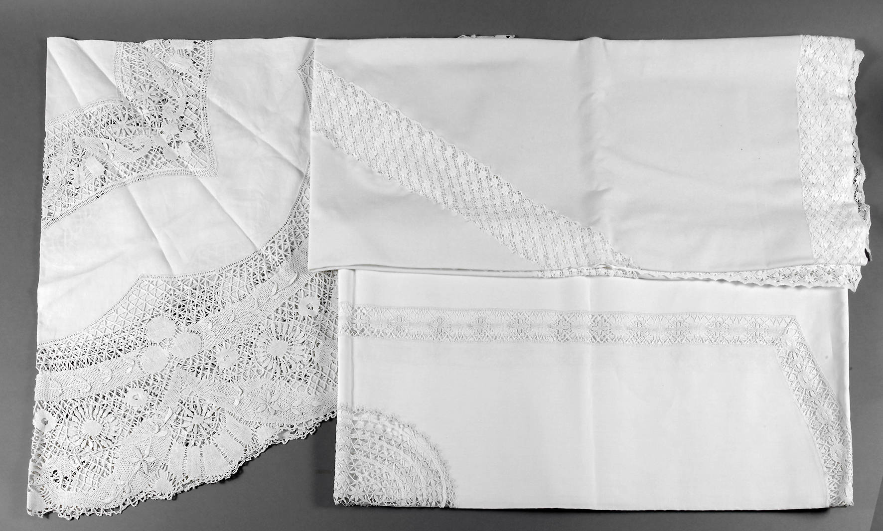 Drei Tischdecken mit Klöppelspitze