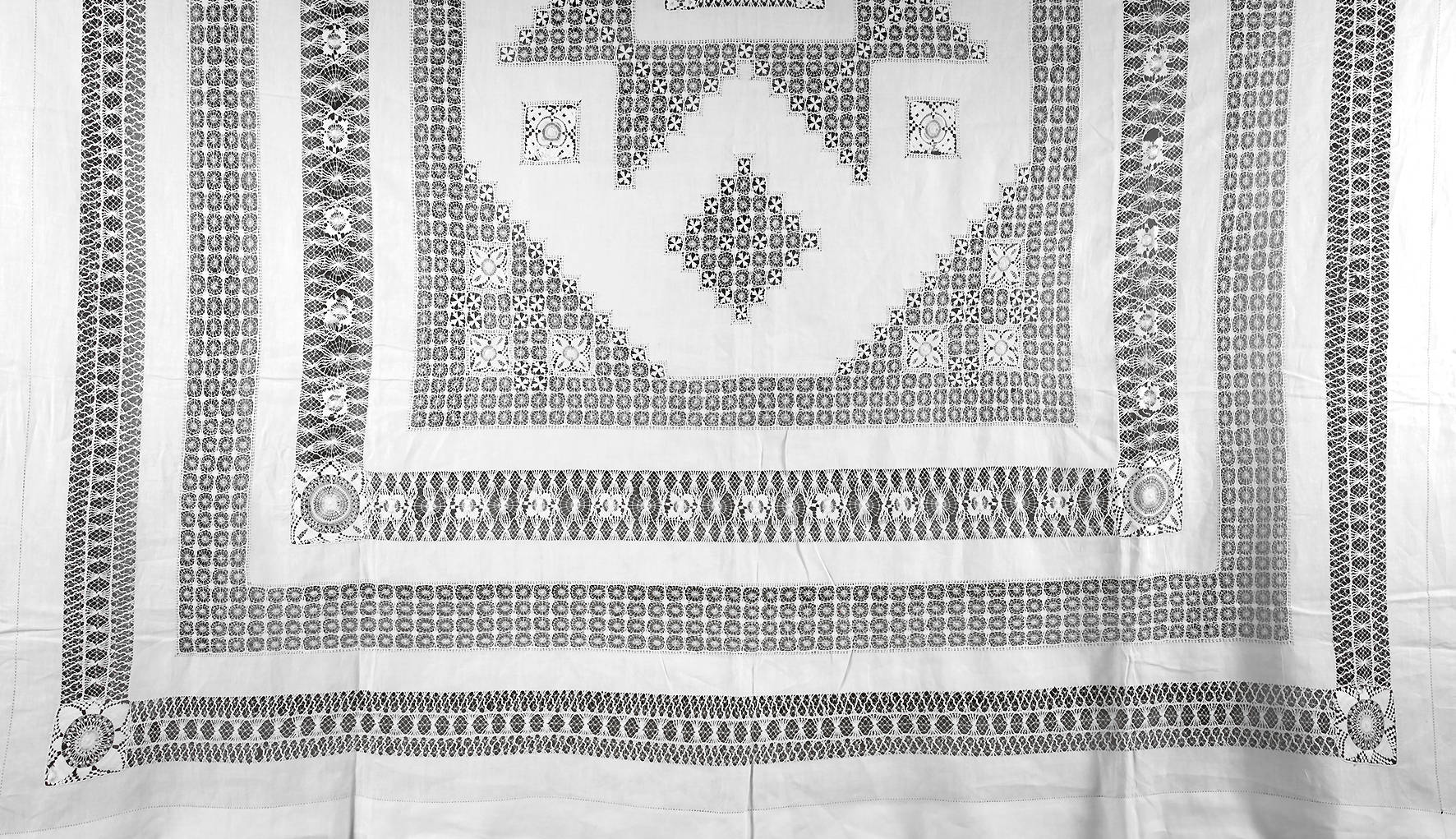 Große filigrane Handarbeitsdecke