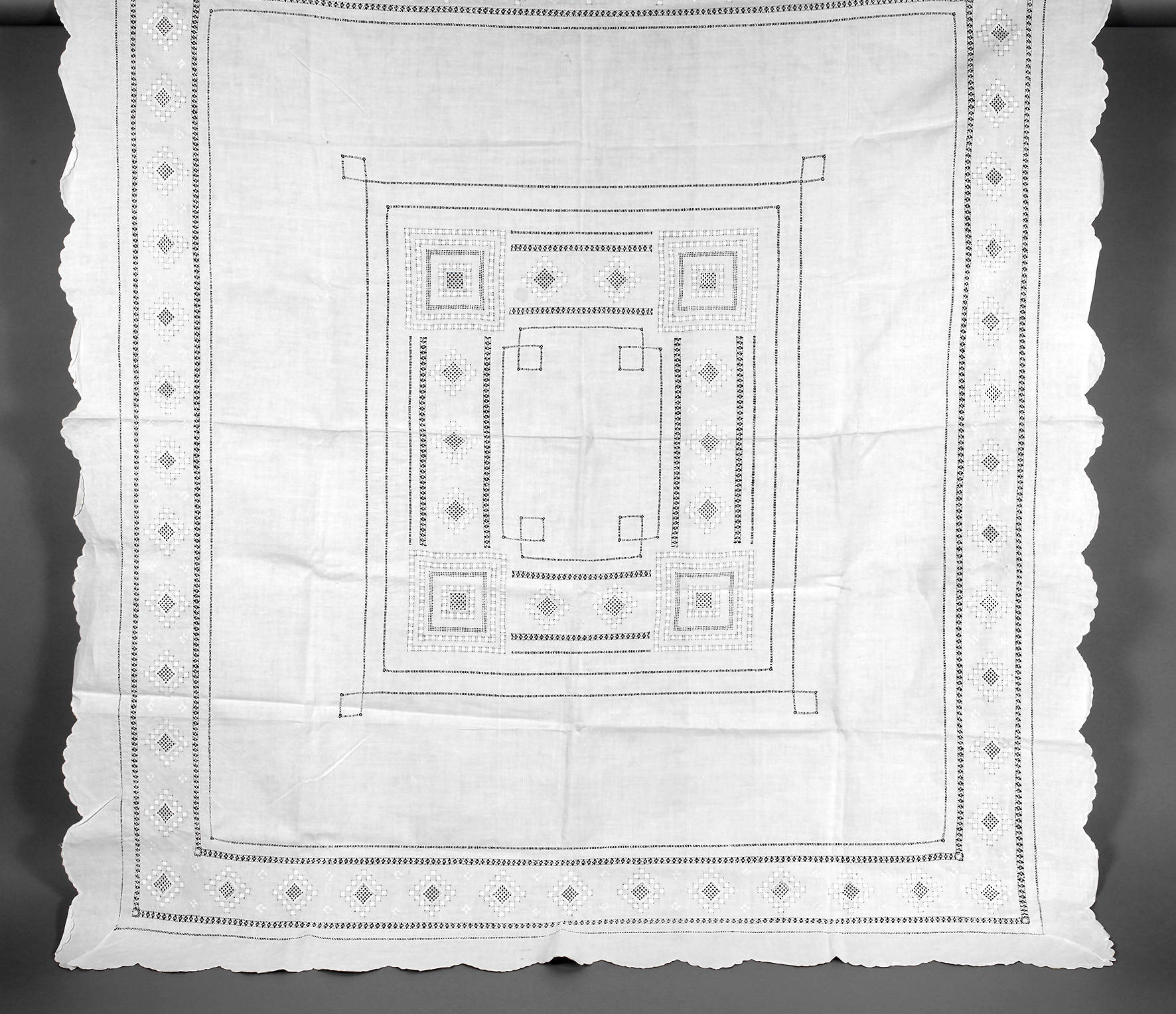 Tischdecke Lochstickerei