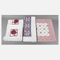 Drei Handarbeitsdecken111
