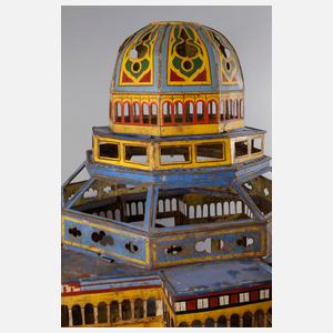 Ungewöhnliches Blechgebäude