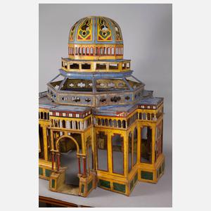 Ungewöhnliches Blechgebäude