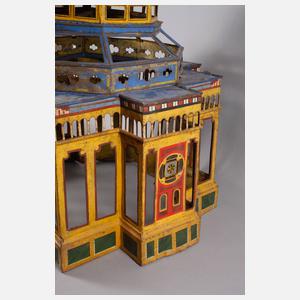 Ungewöhnliches Blechgebäude