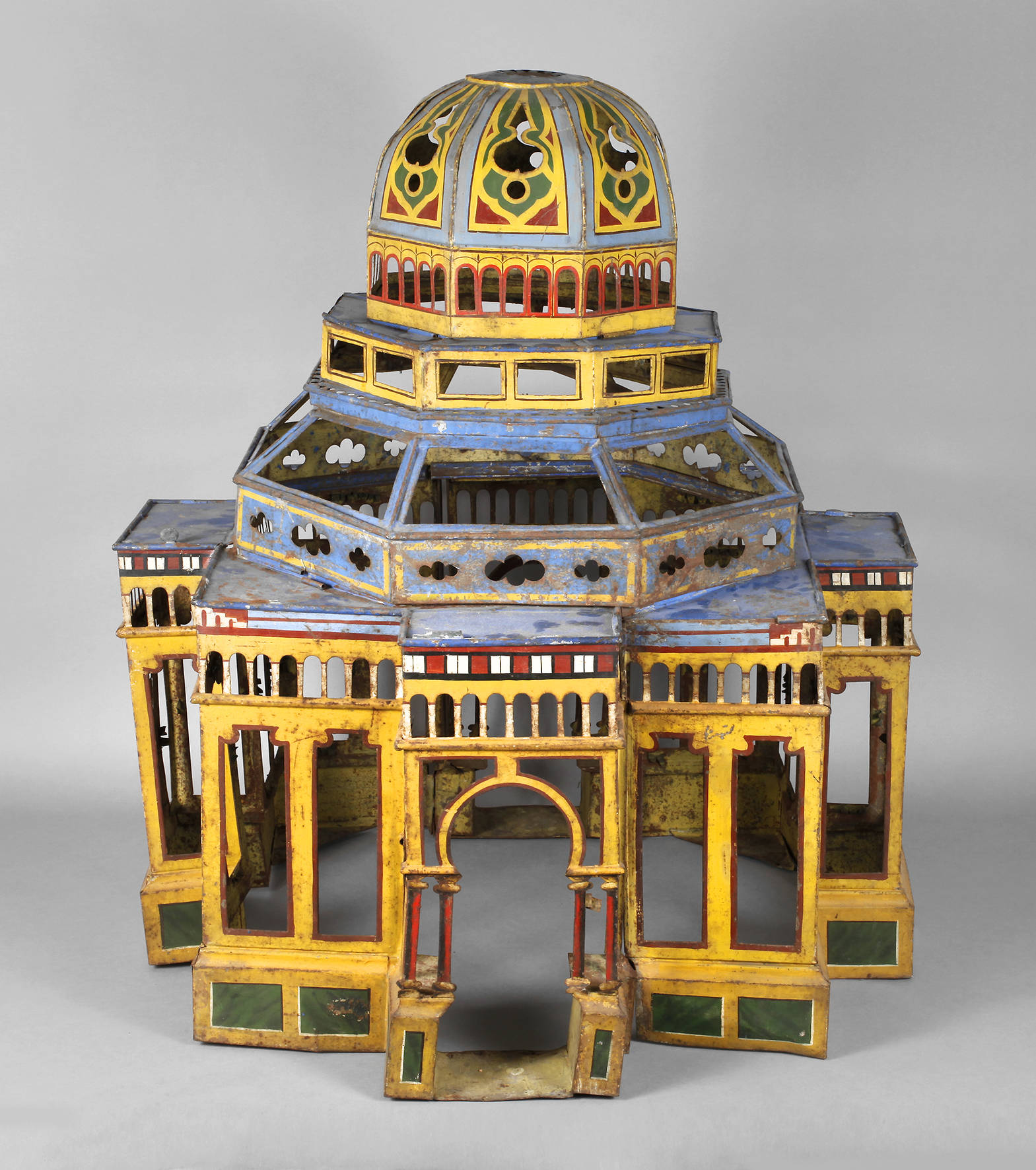 Ungewöhnliches Blechgebäude