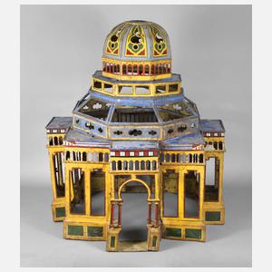 Ungewöhnliches Blechgebäude