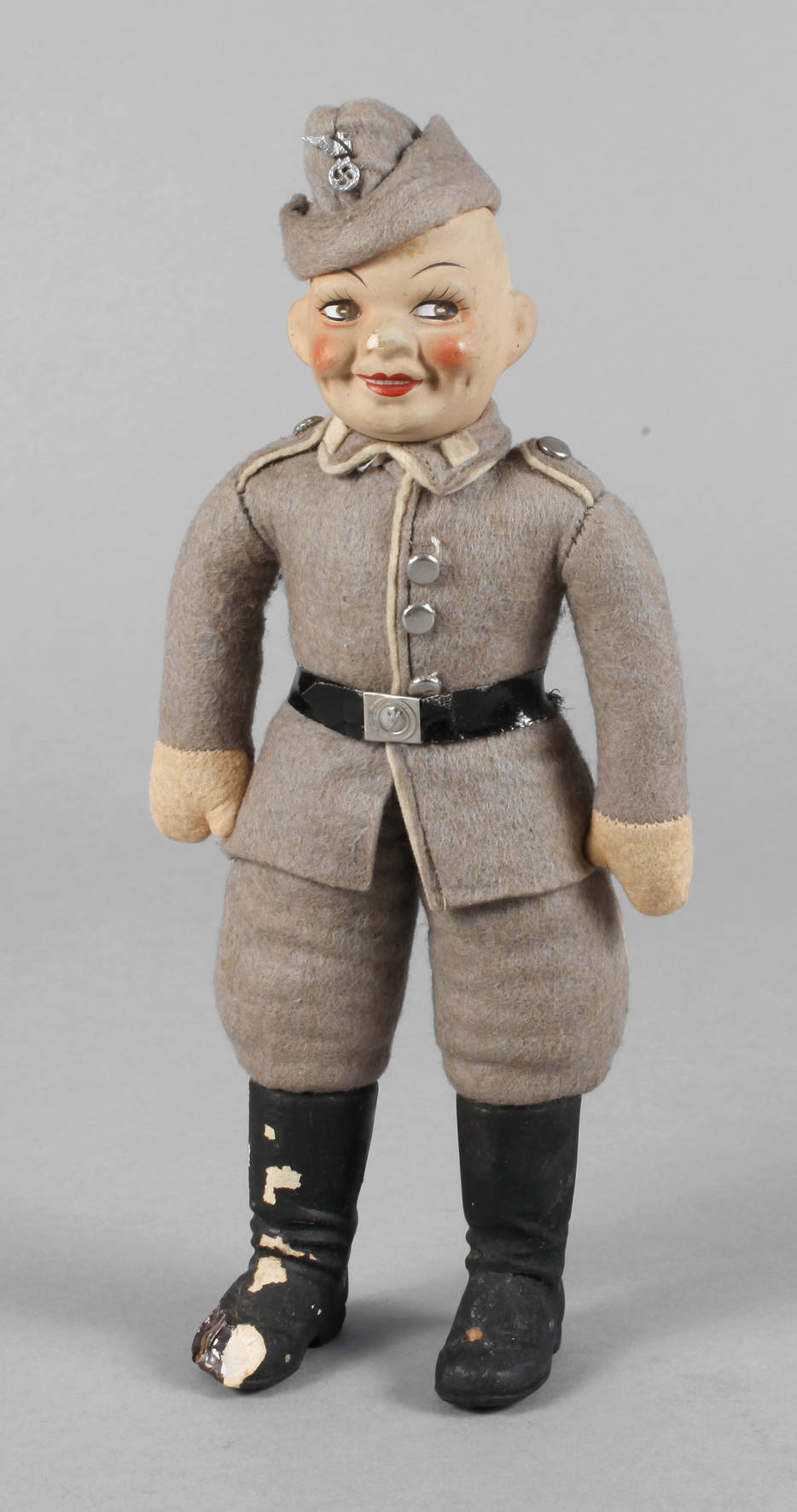 Kleine Puppe als Offizier