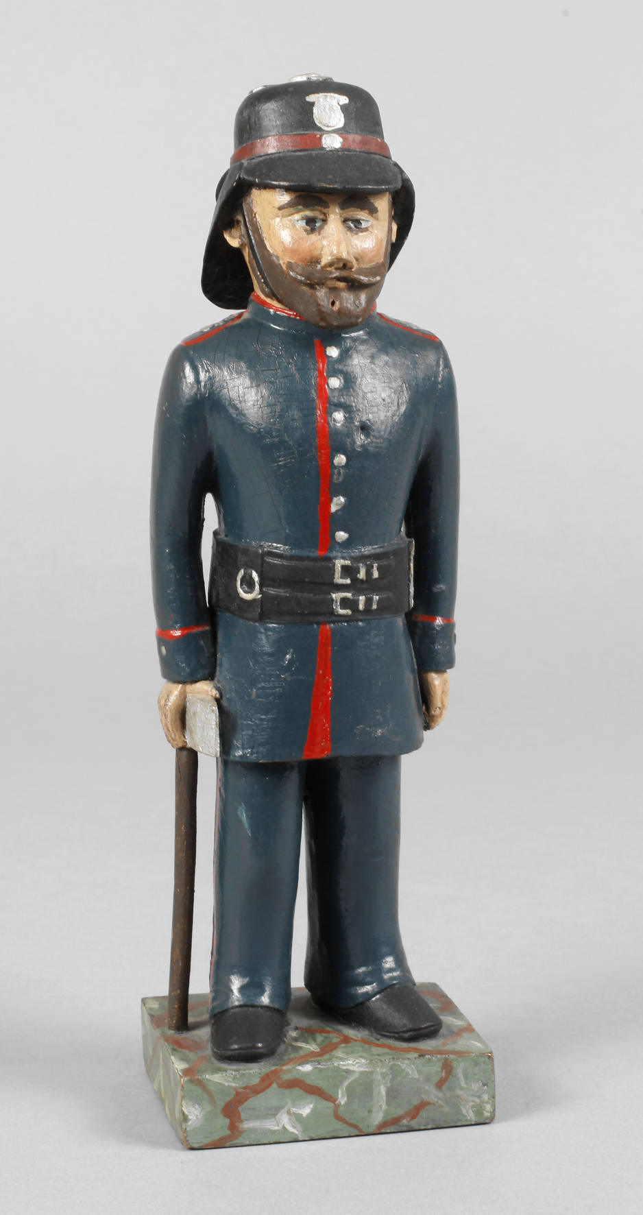 Holzfigur als Feuerwehrmann