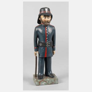 Holzfigur als Feuerwehrmann