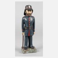 Holzfigur als Feuerwehrmann111