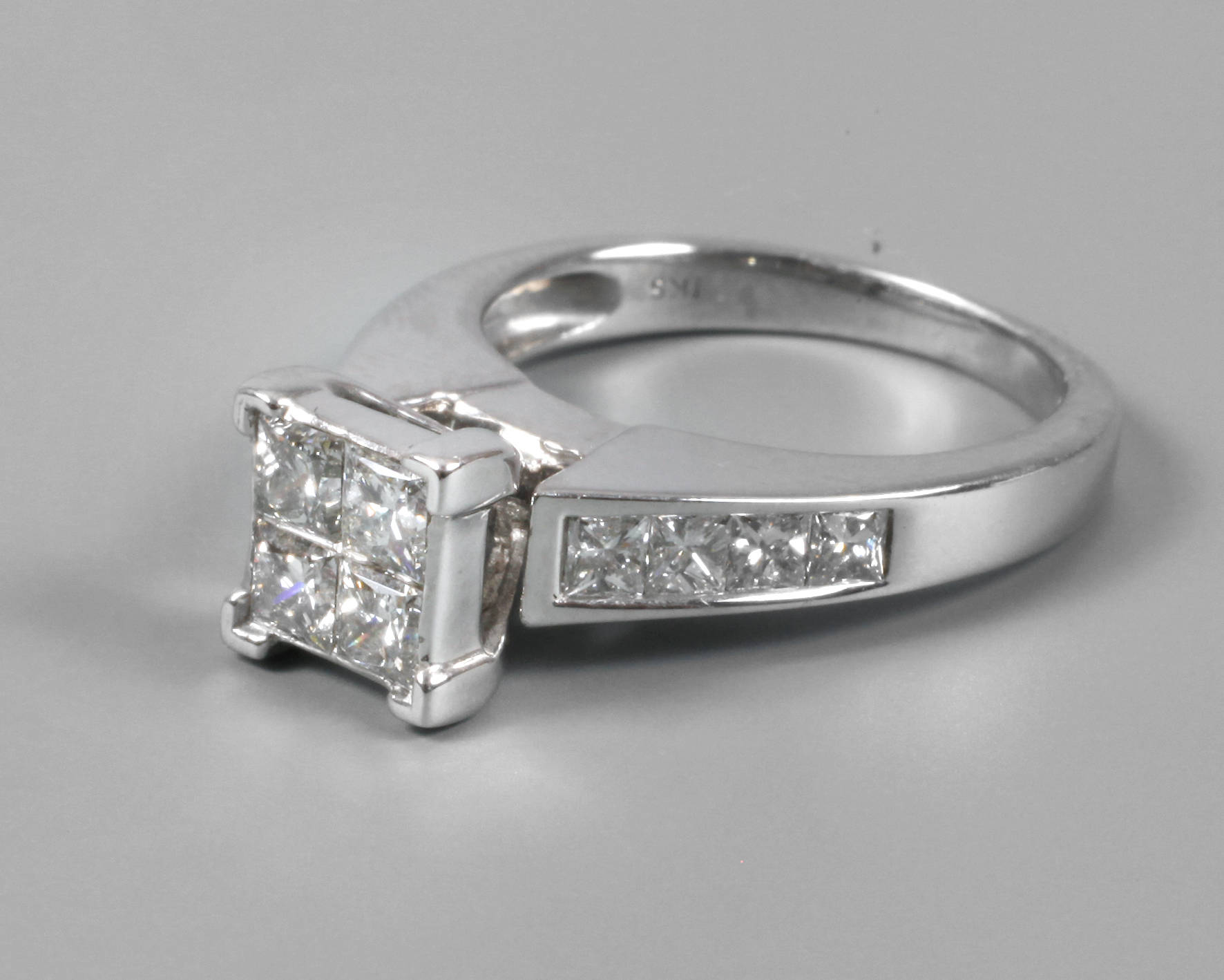 Diamantring mit hohem Aufbau