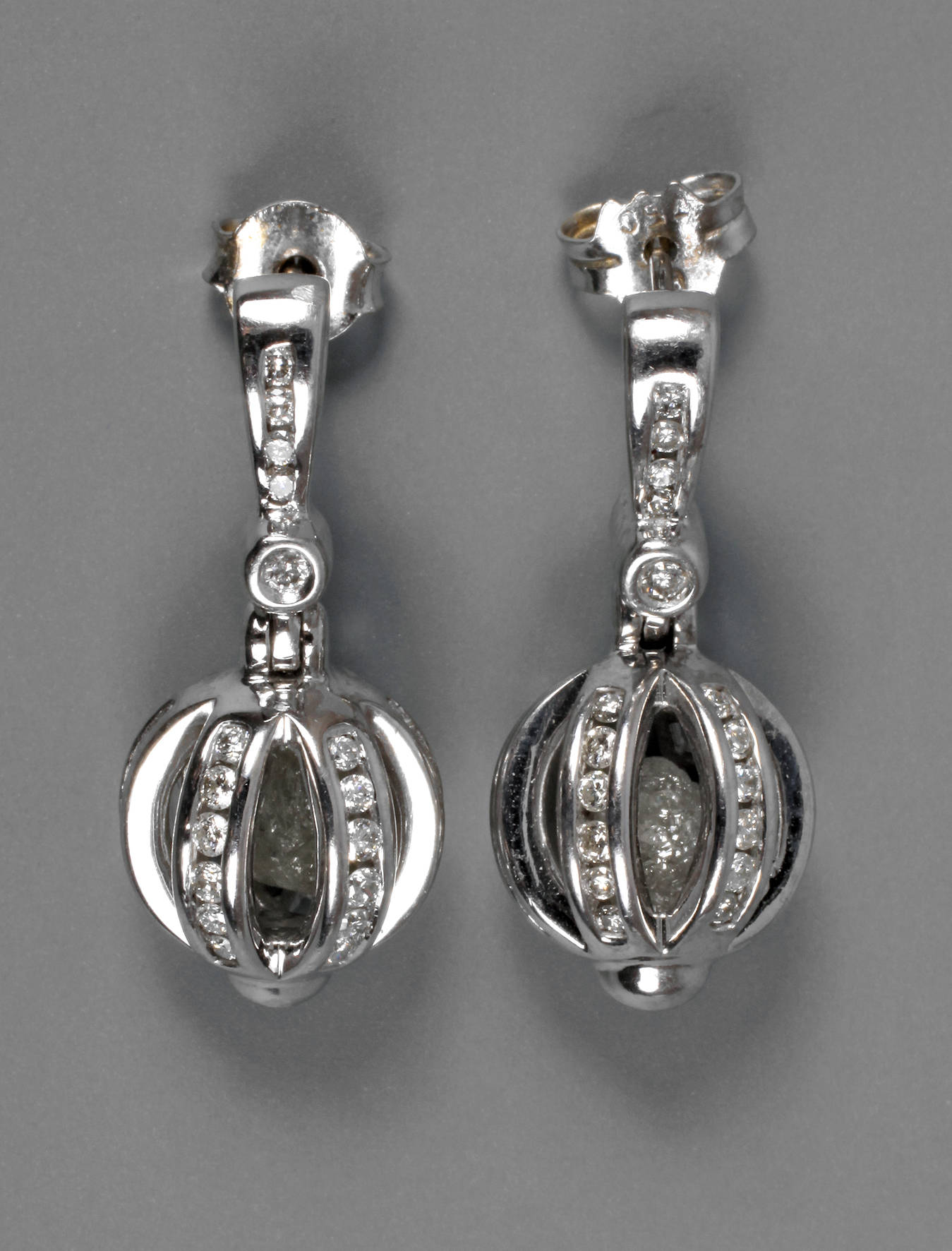 Paar Ohrstecker mit Rohdiamanten