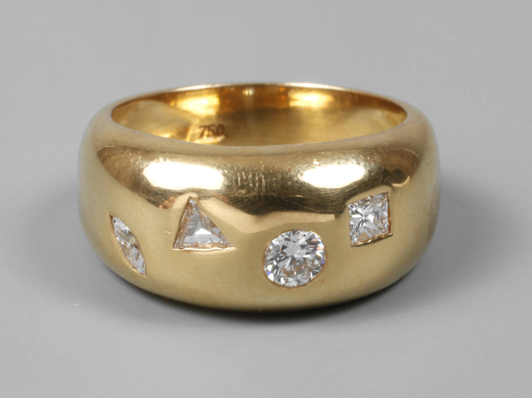 Breiter Gelbgoldring mit Brillant und Diamant