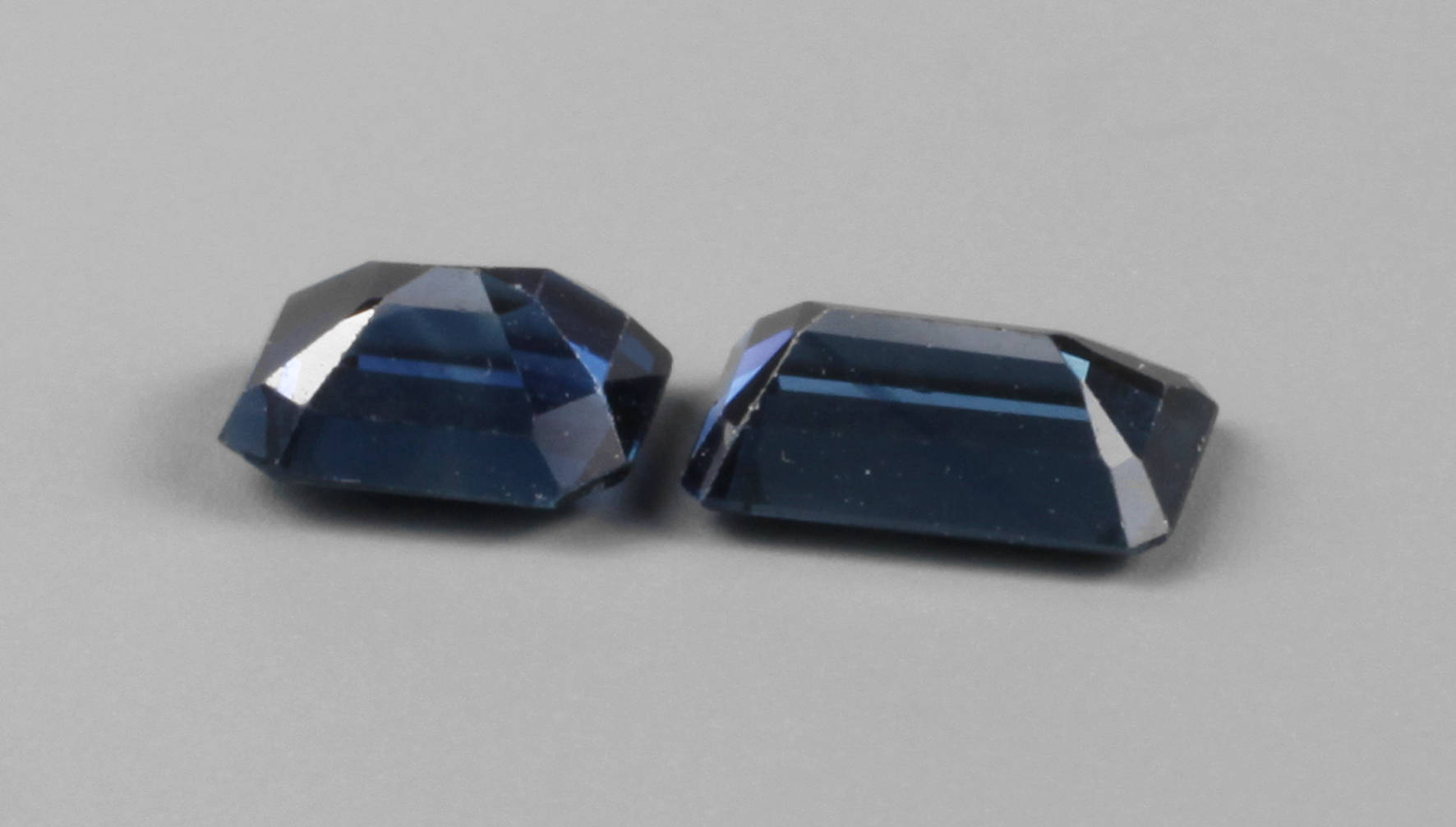 Zwei blaue Saphire