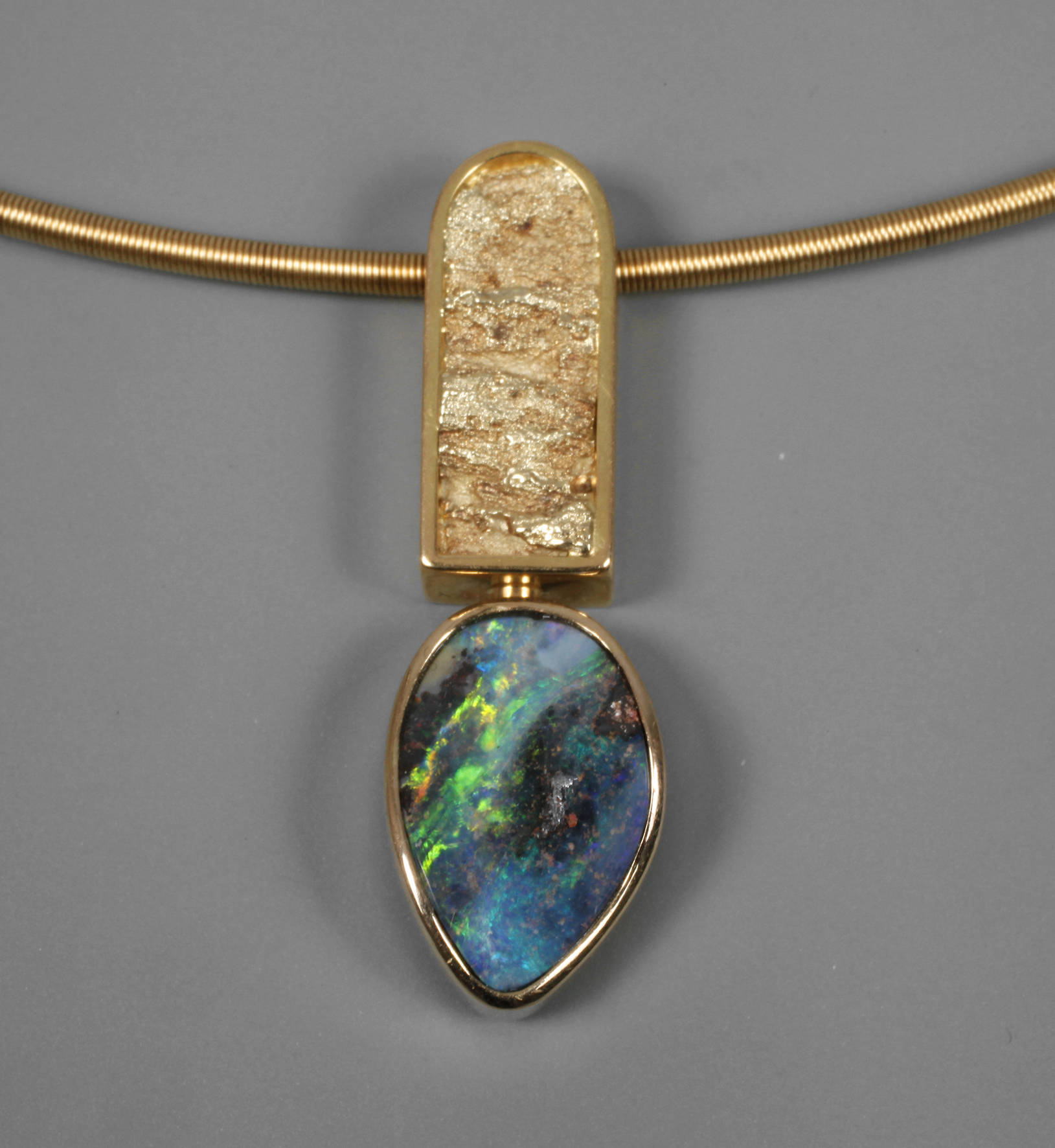 Goldanhänger mit Opal