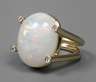 Großer Goldring mit Opal und Brillant