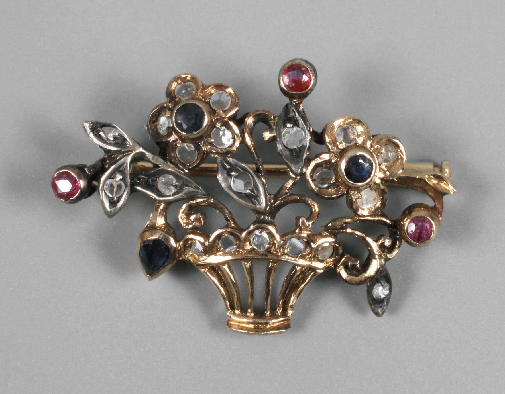 Goldbrosche Korbform