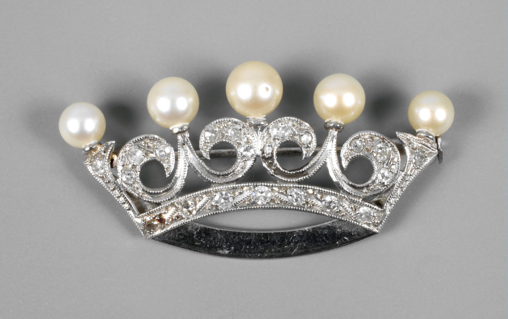 Brillantbrosche als Krone
