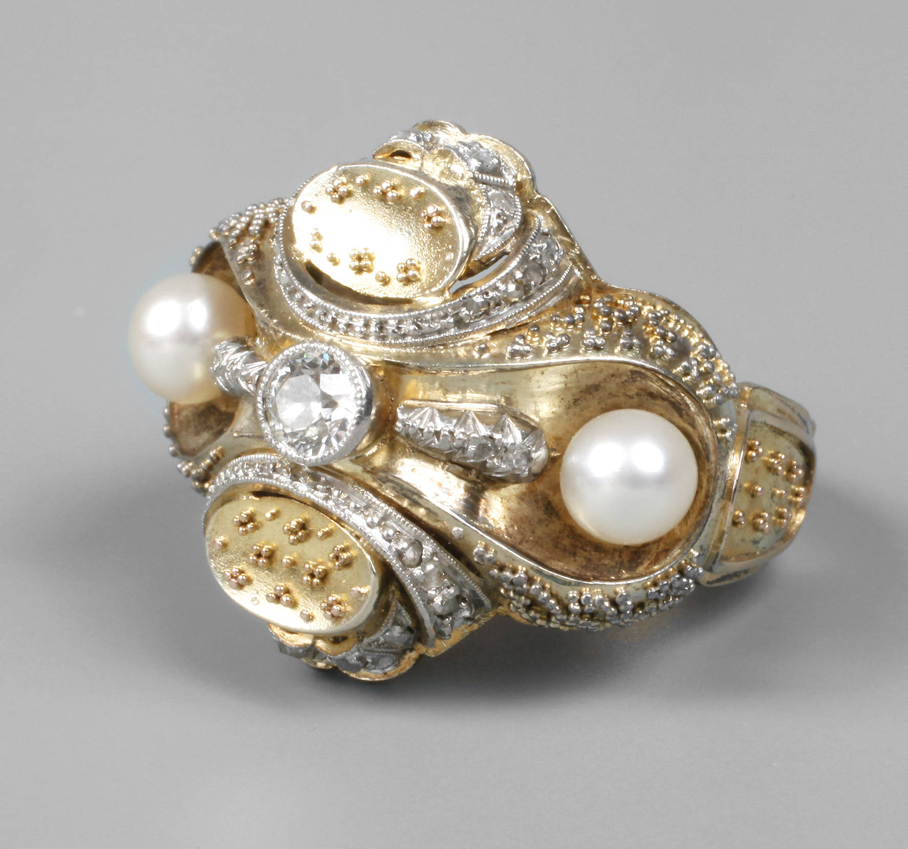 Großer Goldring mit Brillant und Perlen