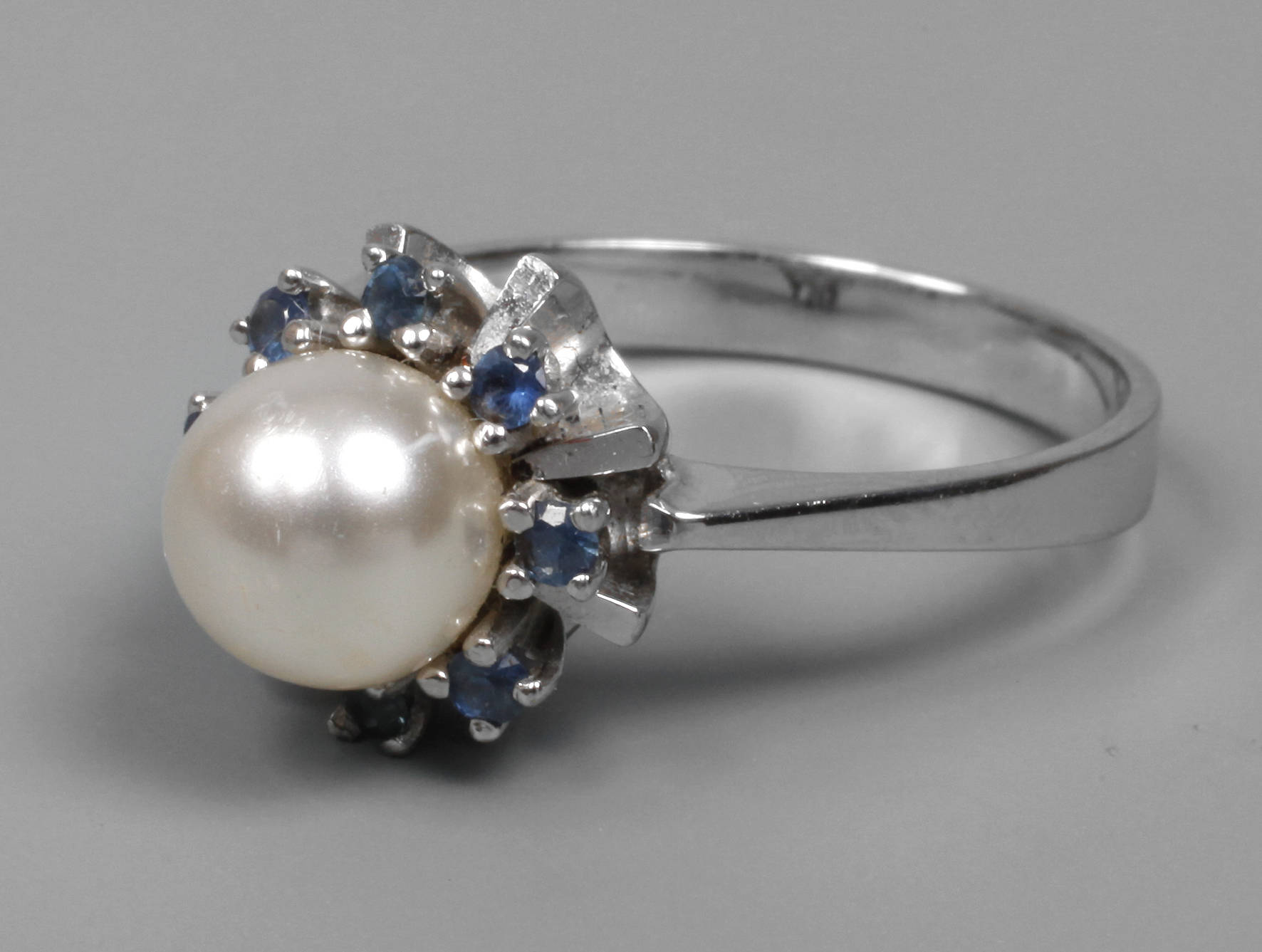 Perlring mit Saphir