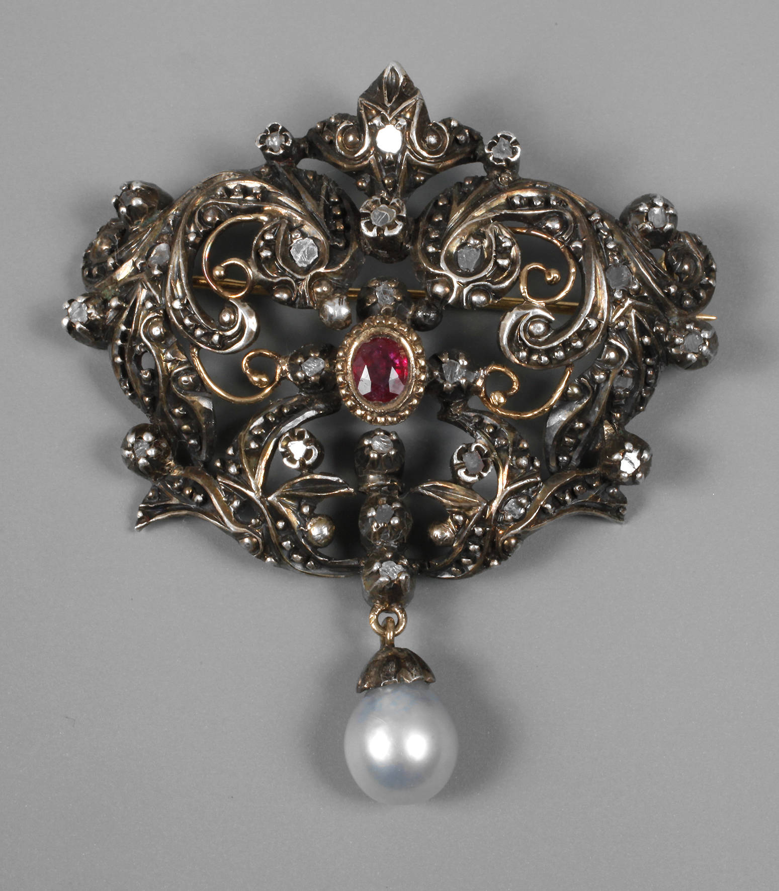 Silberbrosche Historismus