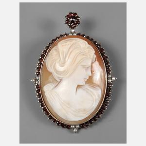 Muschelcamée mit Granat und Perle