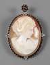 Muschelcamée mit Granat und Perle