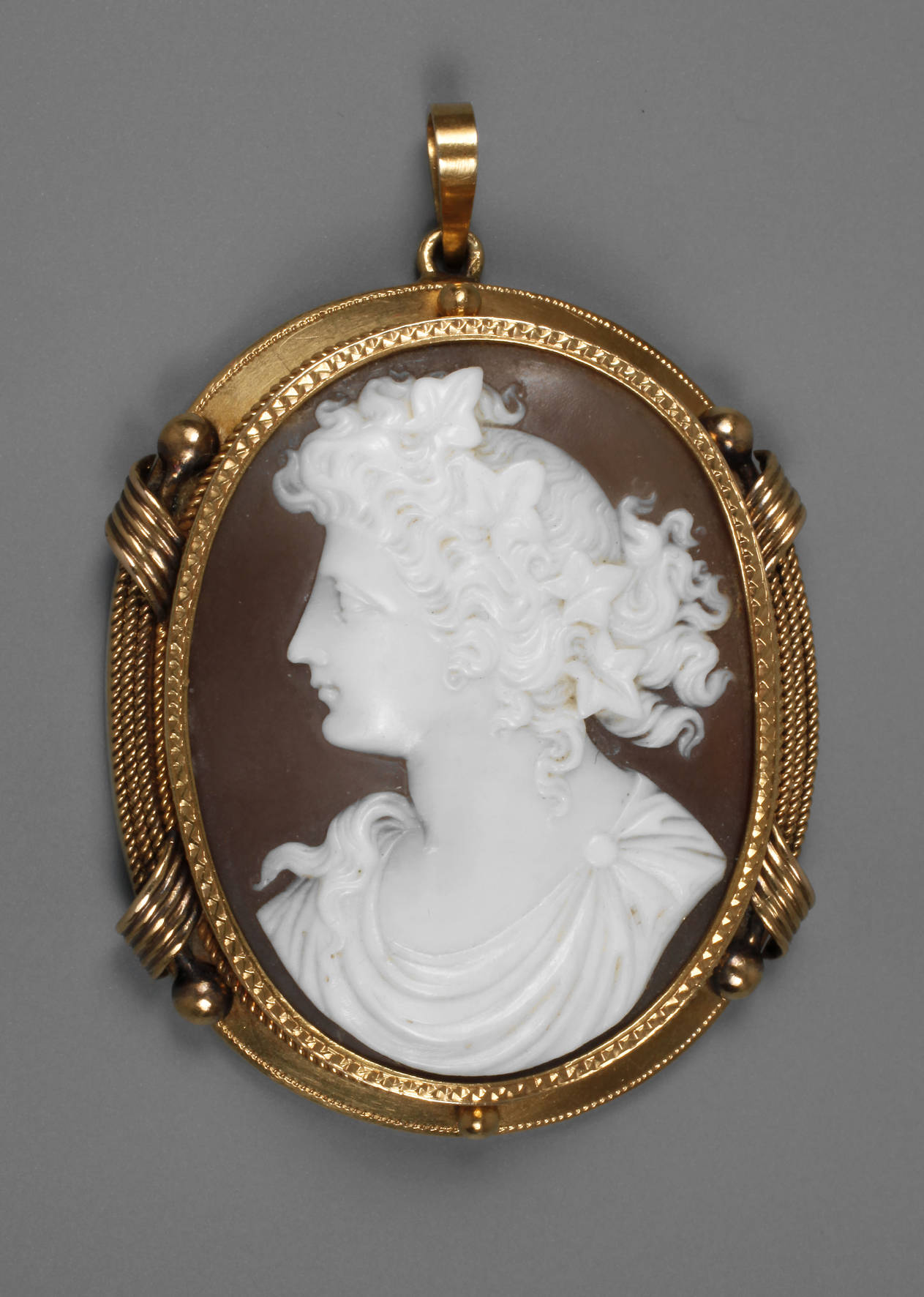 Muschelcameé in Goldfassung