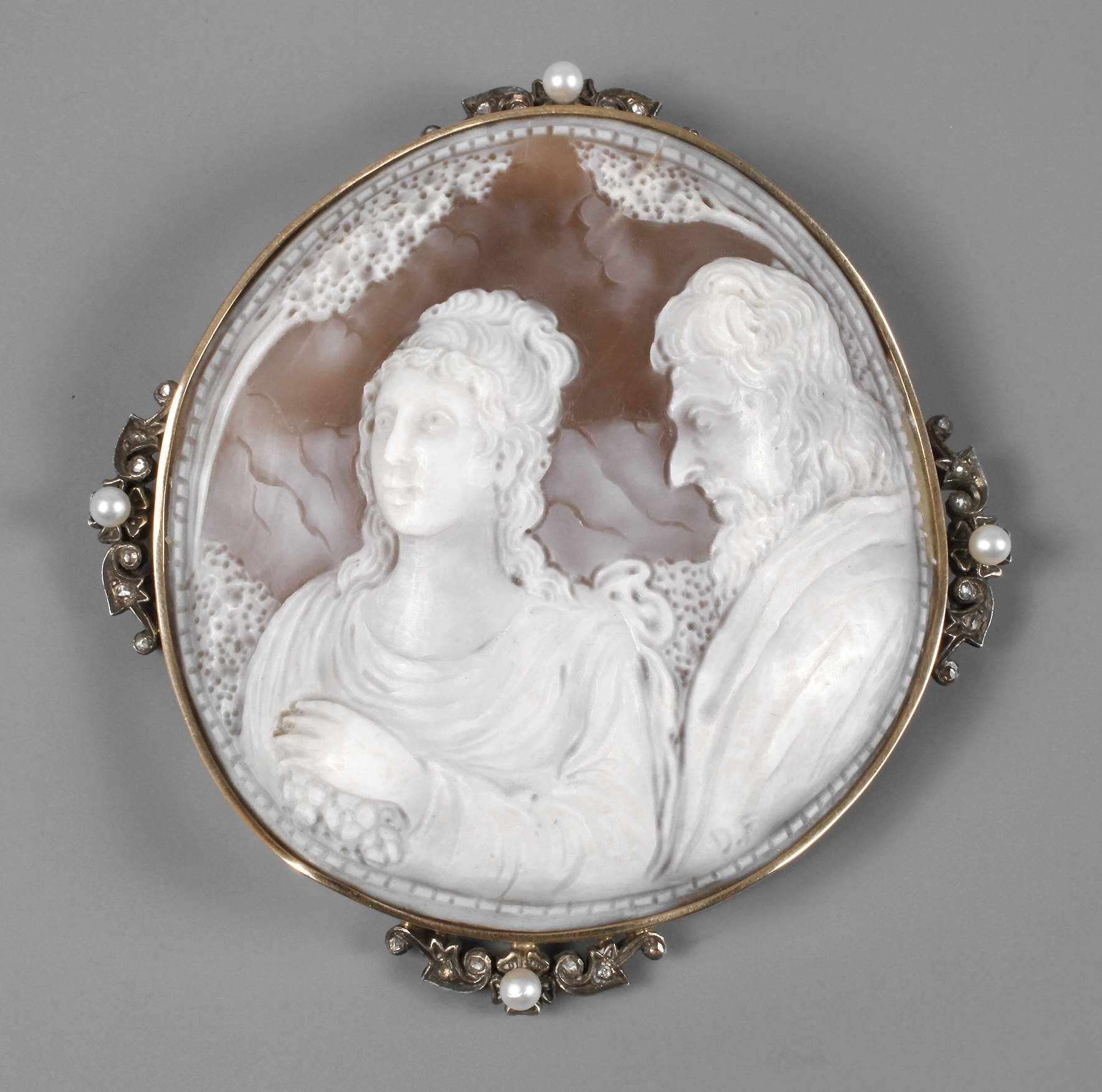 Übergroße Gemmenbrosche