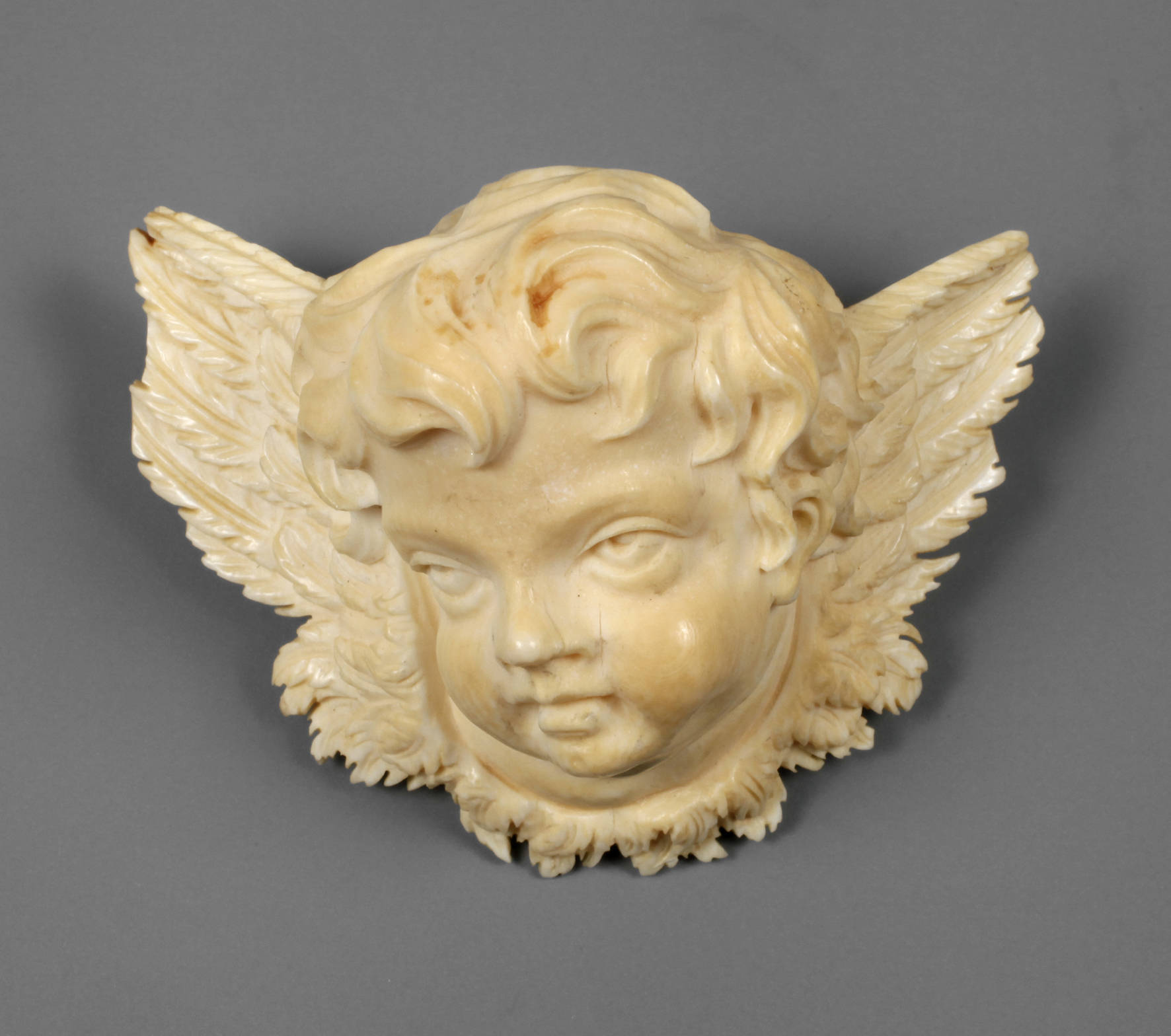 Elfenbeinbrosche als Engelskopf