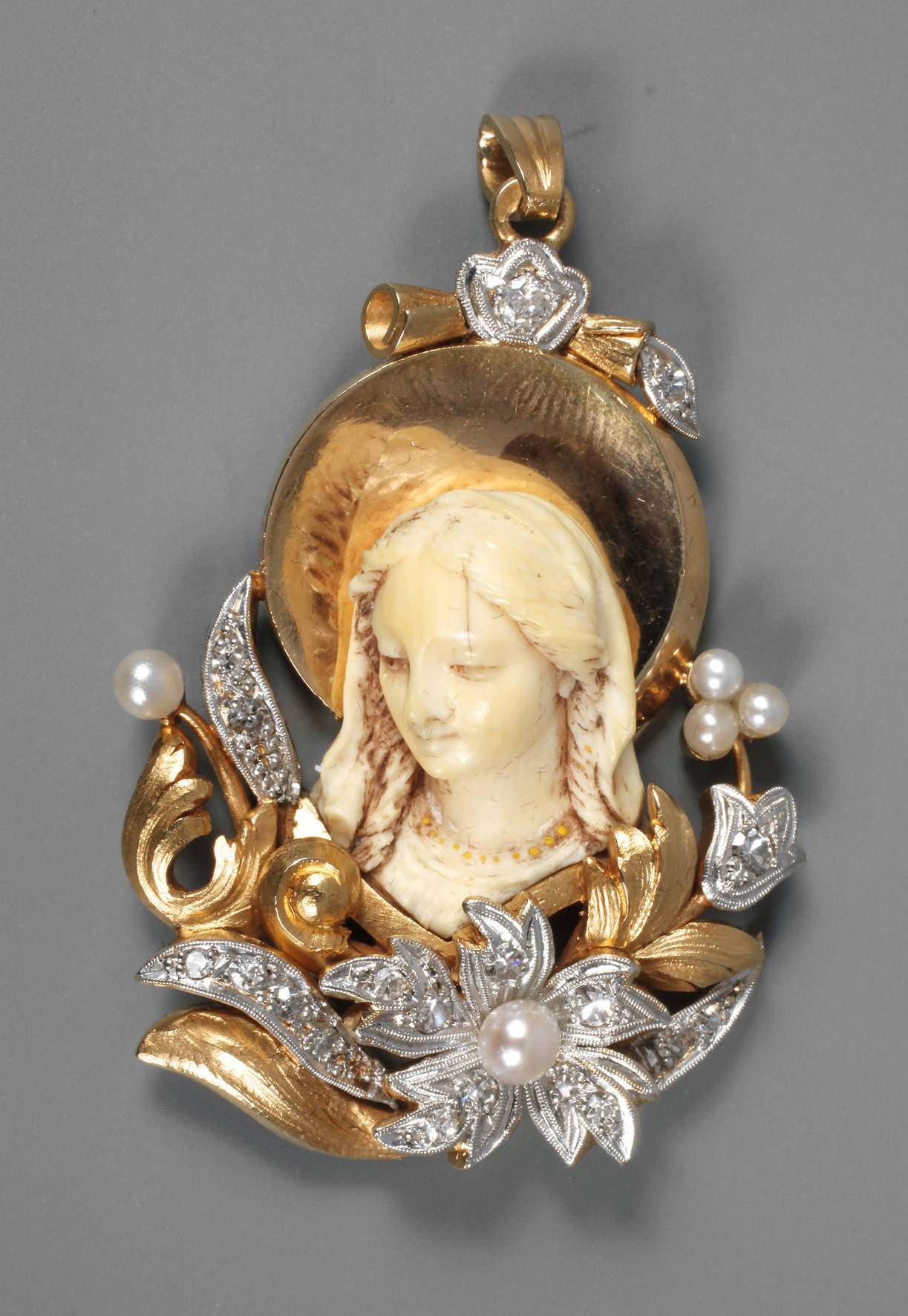 Goldanhänger mit Mädchenkopf aus Elfenbein