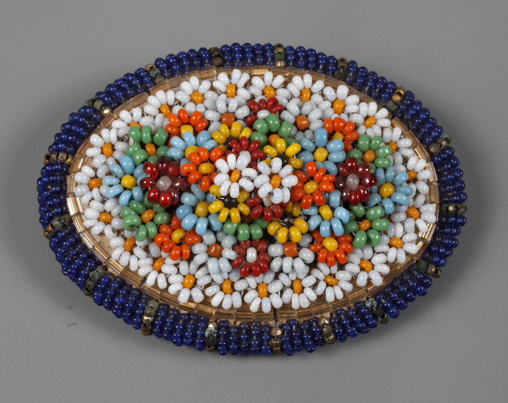 Brosche Perlstickarbeit