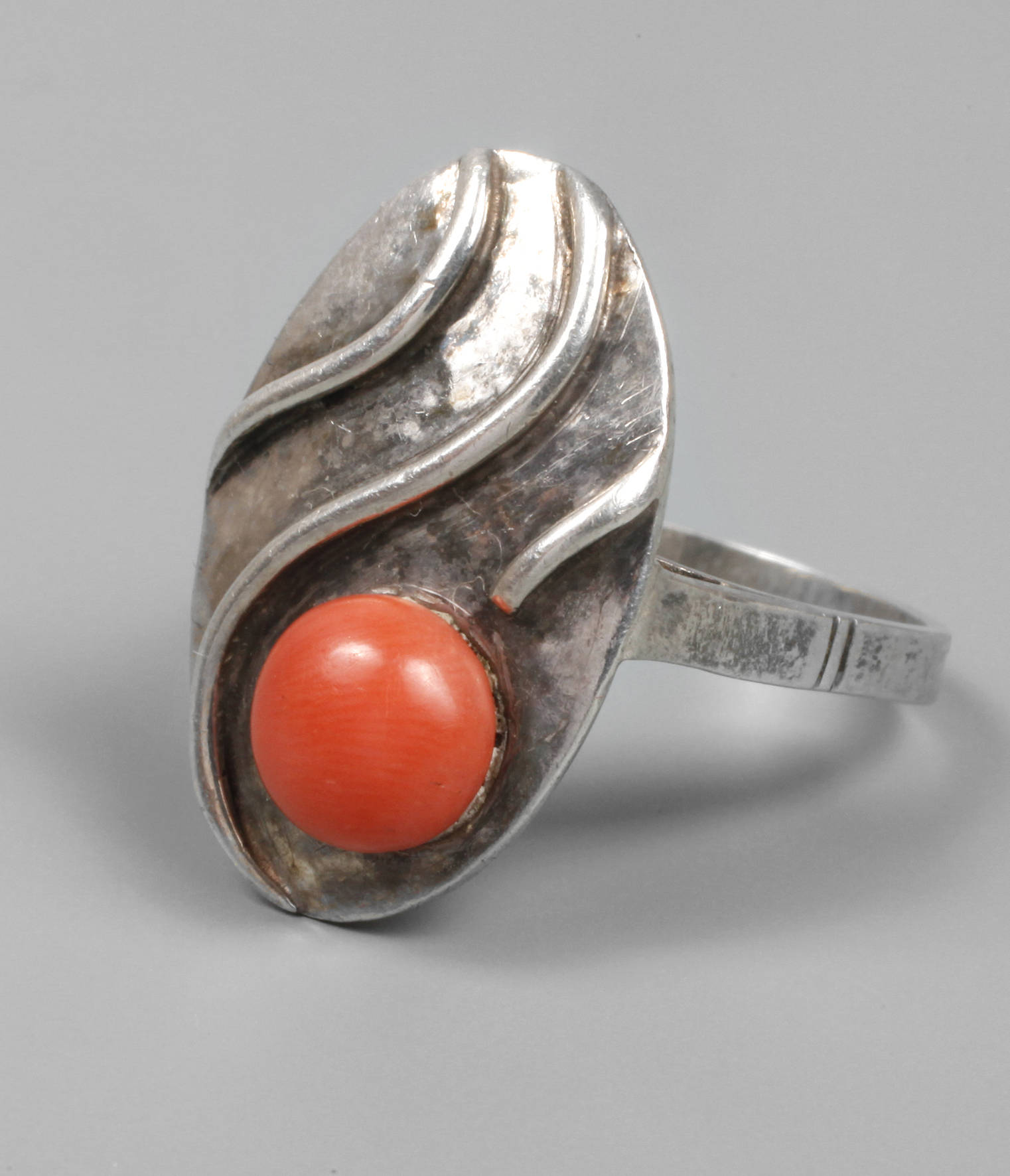 Art déco-Ring mit Koralle