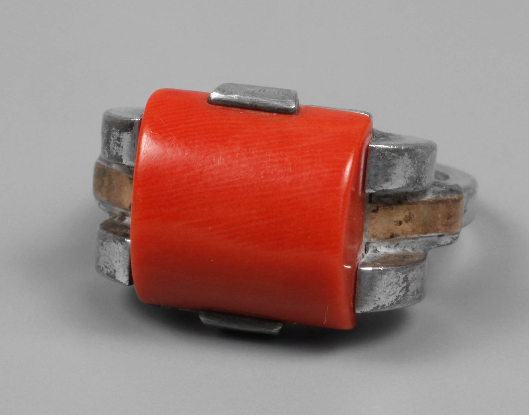 Art déco-Ring mit Koralle