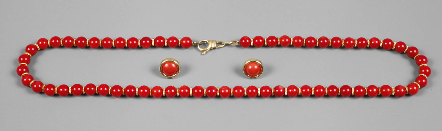 Korallenkette mit passendem Ohrstecker