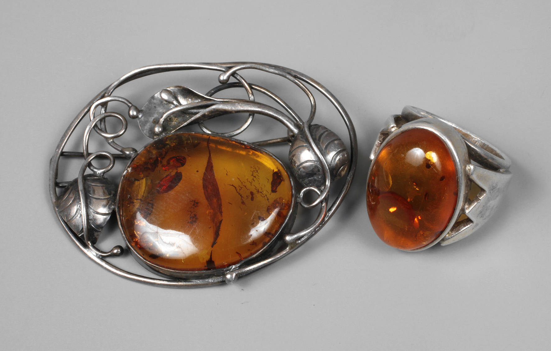 Zwei Teile Bernsteinschmuck