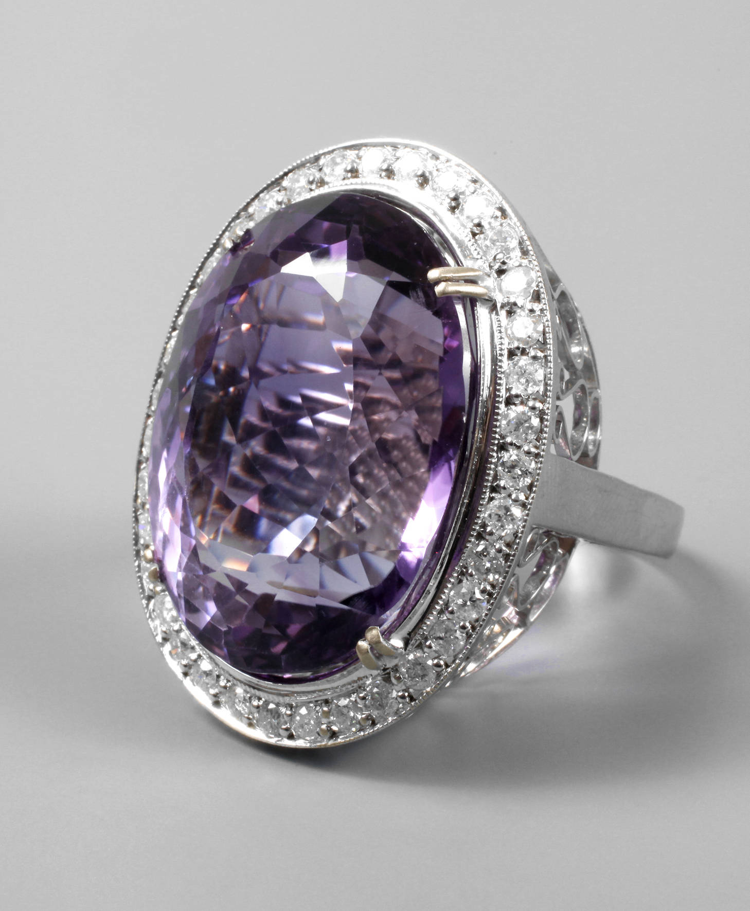 Übergroßer Brillantring mit Amethyst