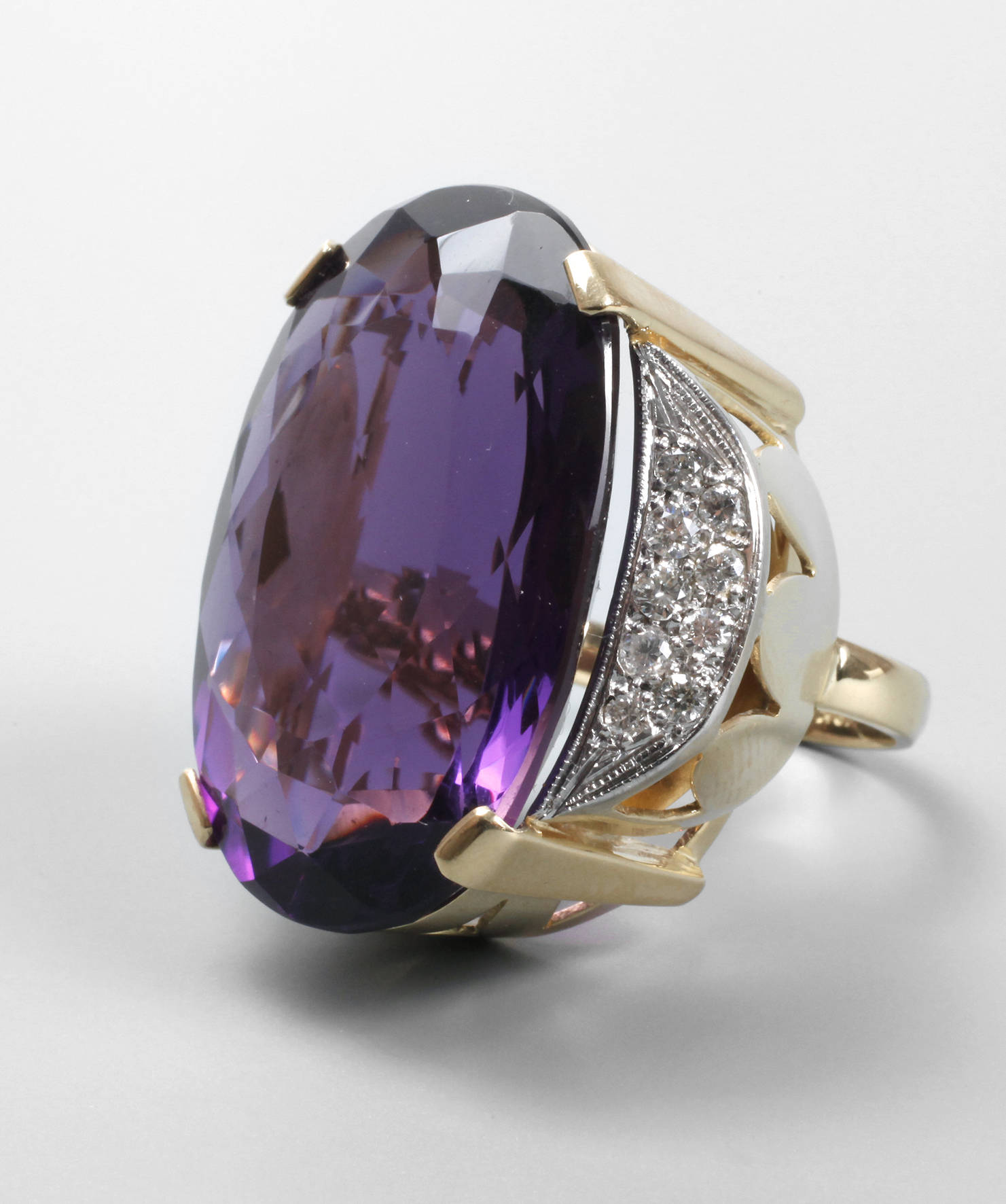 Übergroßer Damenring Brillant und Amethyst