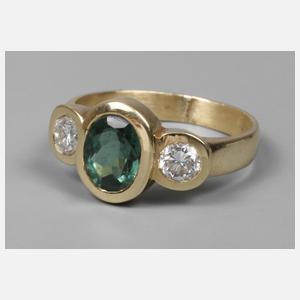 Brillantring mit grünem Stein
