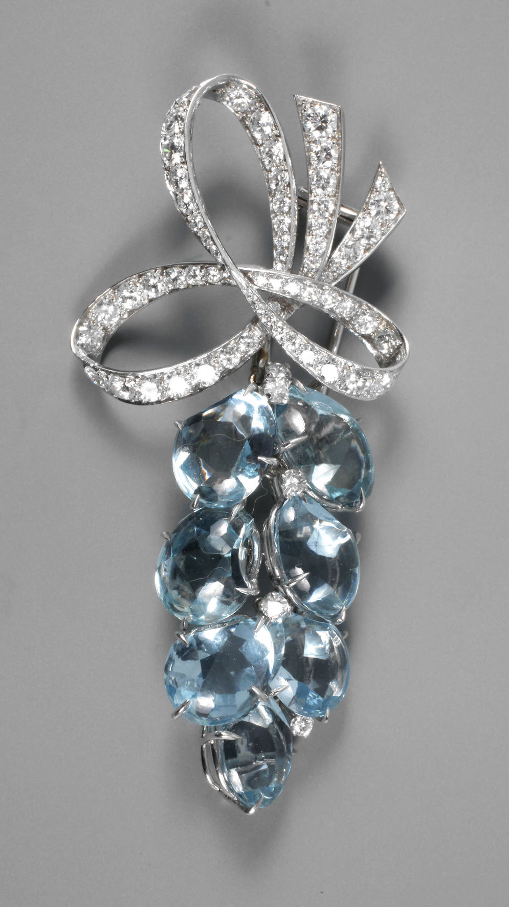 Qualitätsvolle Brillantbrosche als Weinrebe