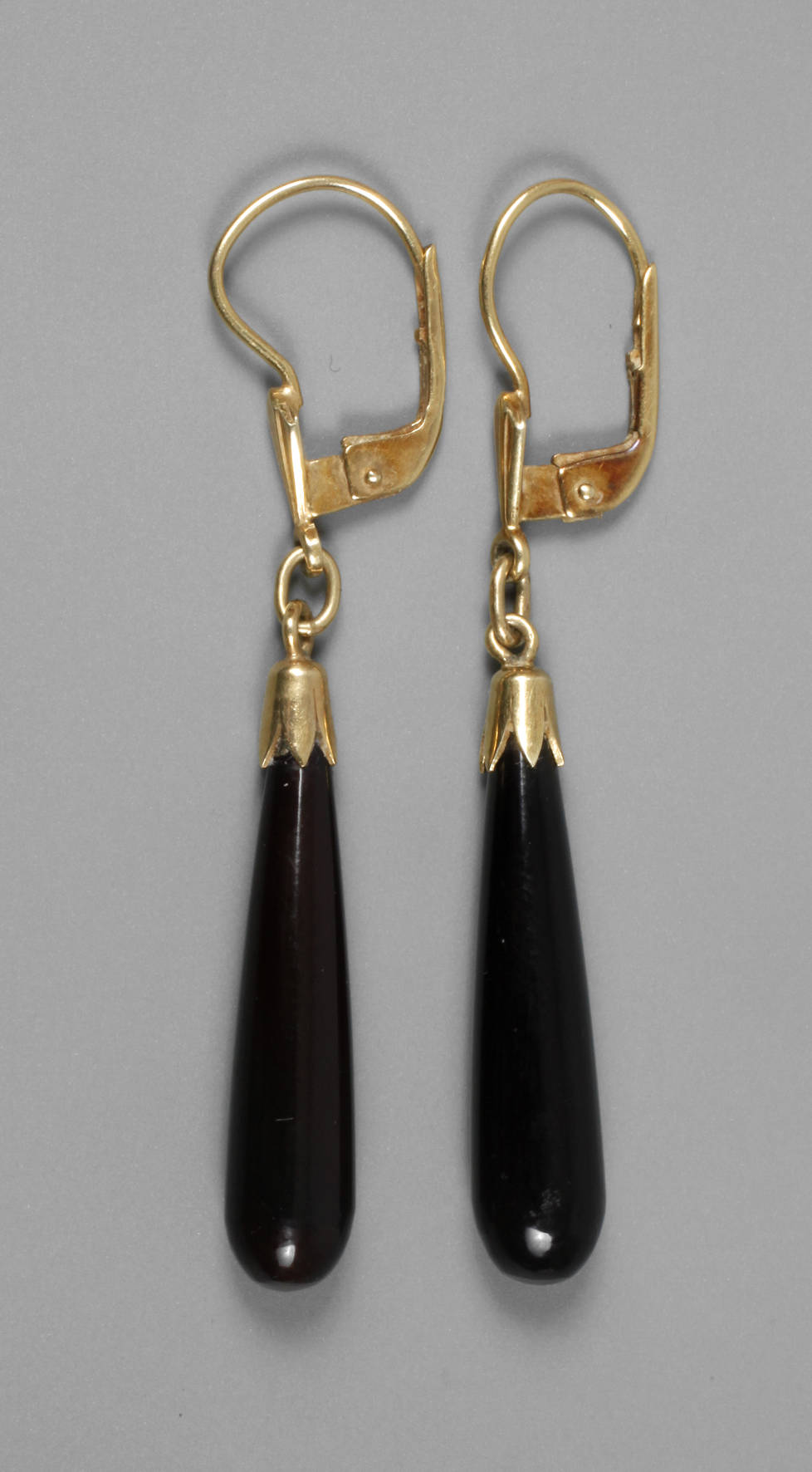 Paar Goldohrhänger mit Onyxtropfen