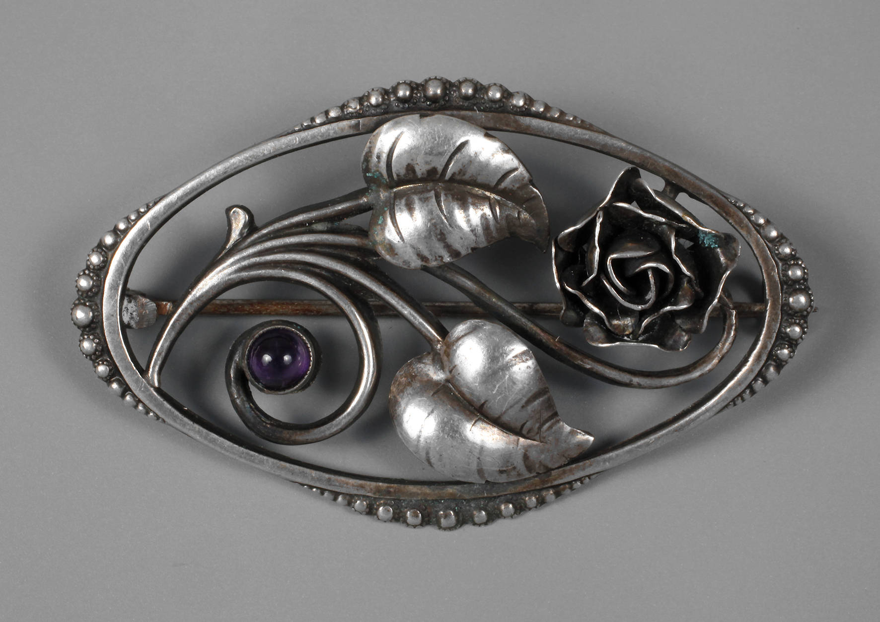 Blütenbrosche mit Amethyst