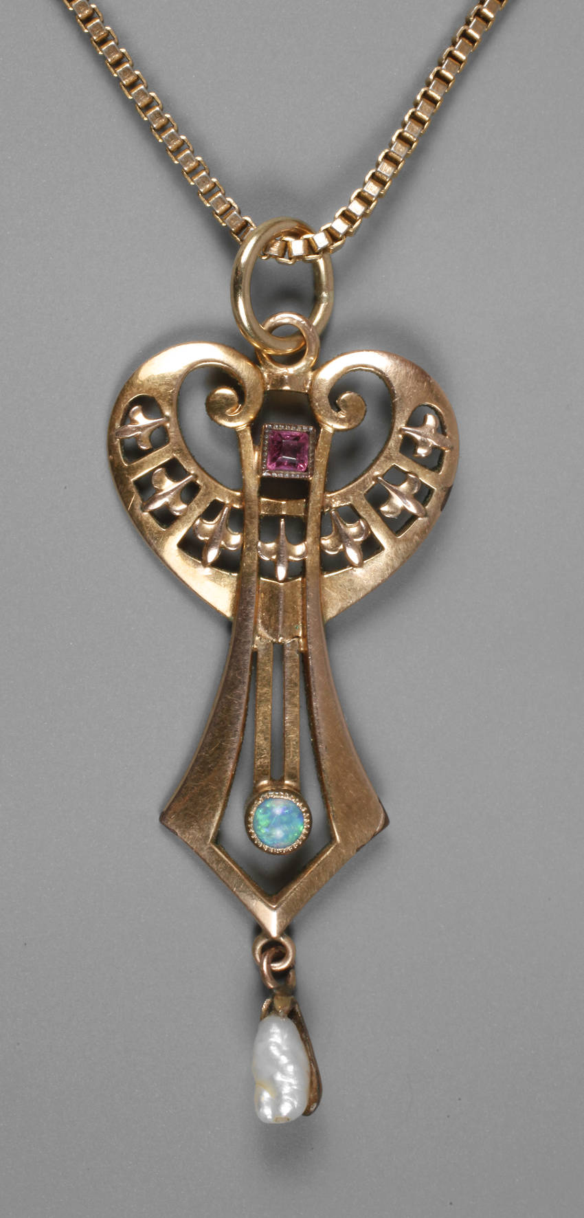 Jugendstilanhänger mit Kette