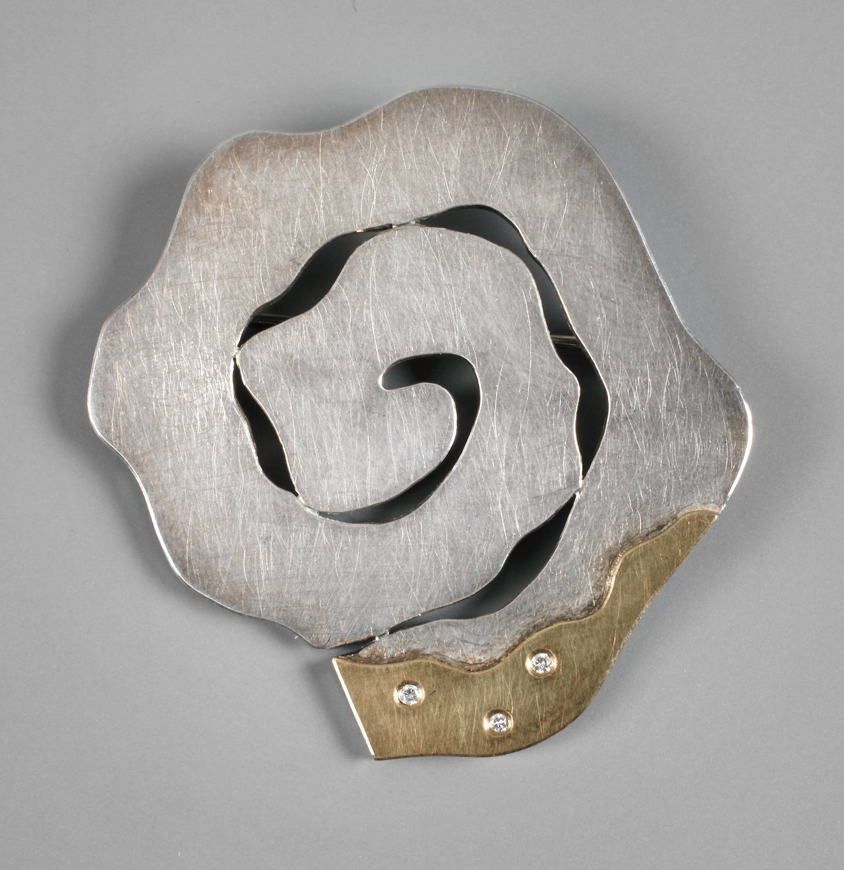 Designbrosche mit Gold und Diamant