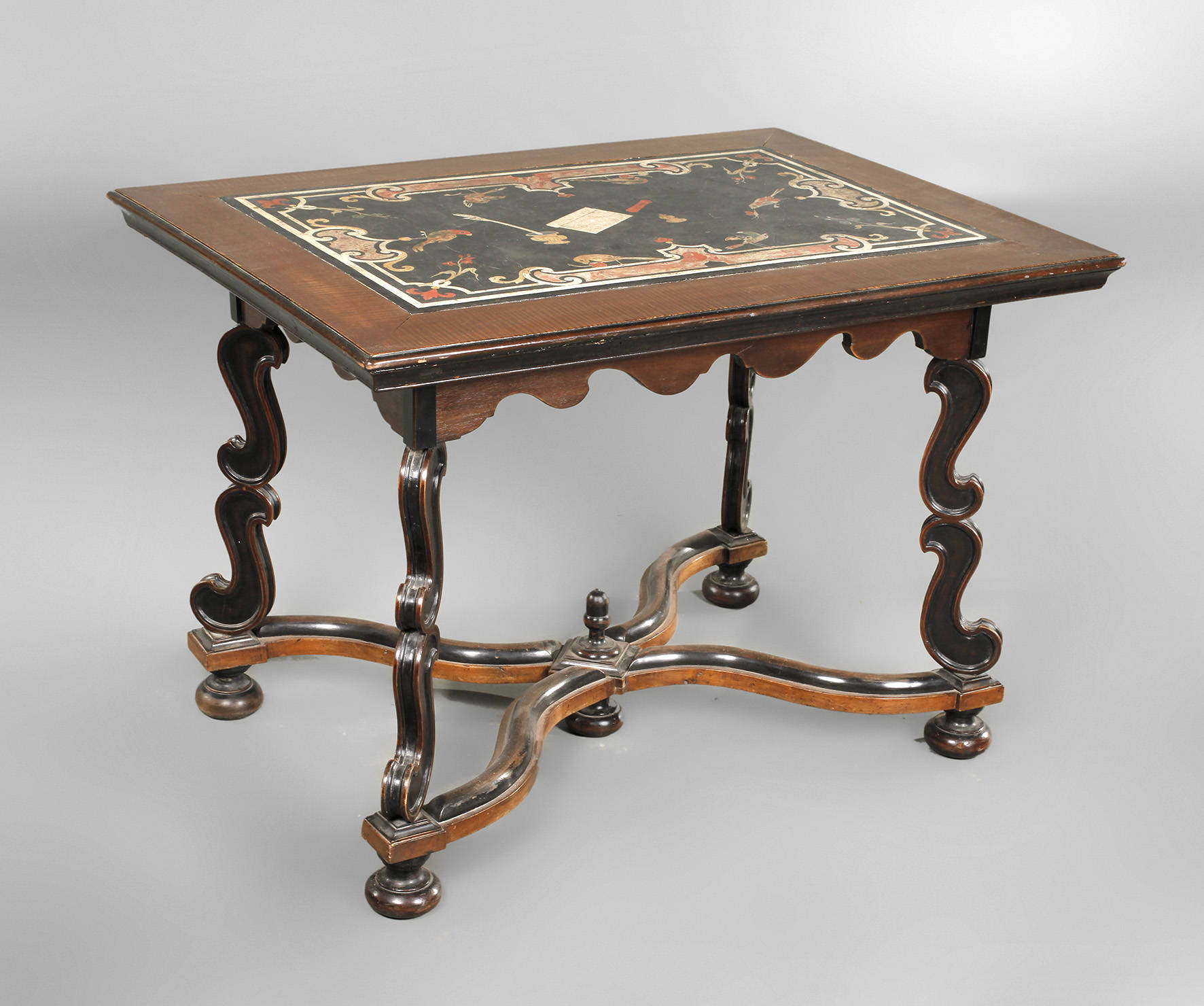 Schreibtisch mit Scagliolaplatte