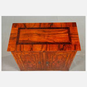 Kleiner Kabinettschrank