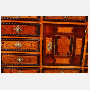 Kleiner Kabinettschrank