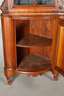 Eckvitrine im Barockstil