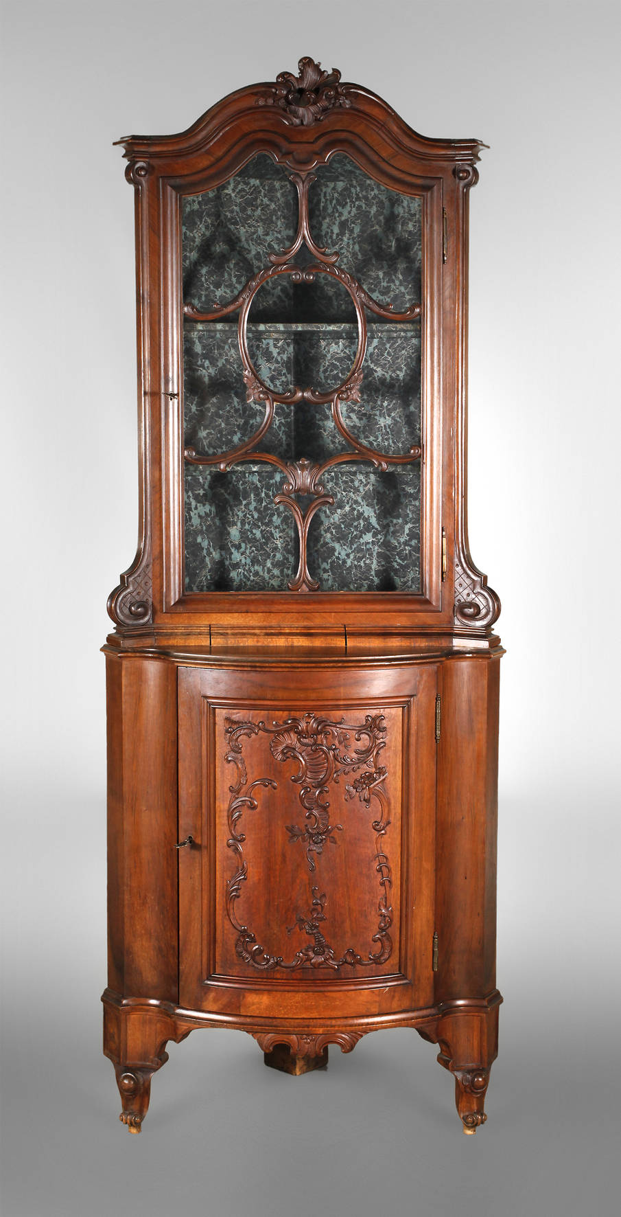 Eckvitrine im Barockstil