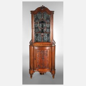 Eckvitrine im Barockstil