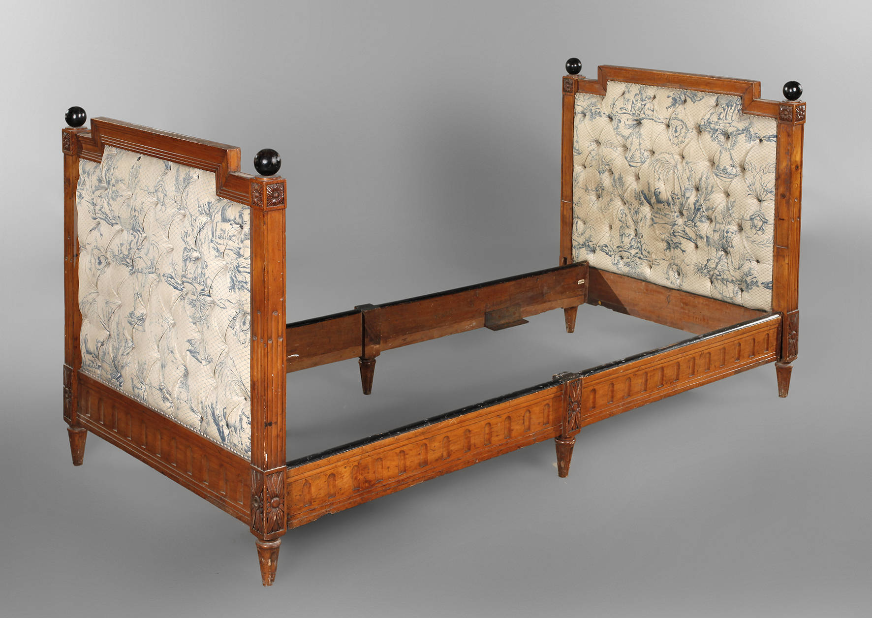 Klassizistisches Bettgestell